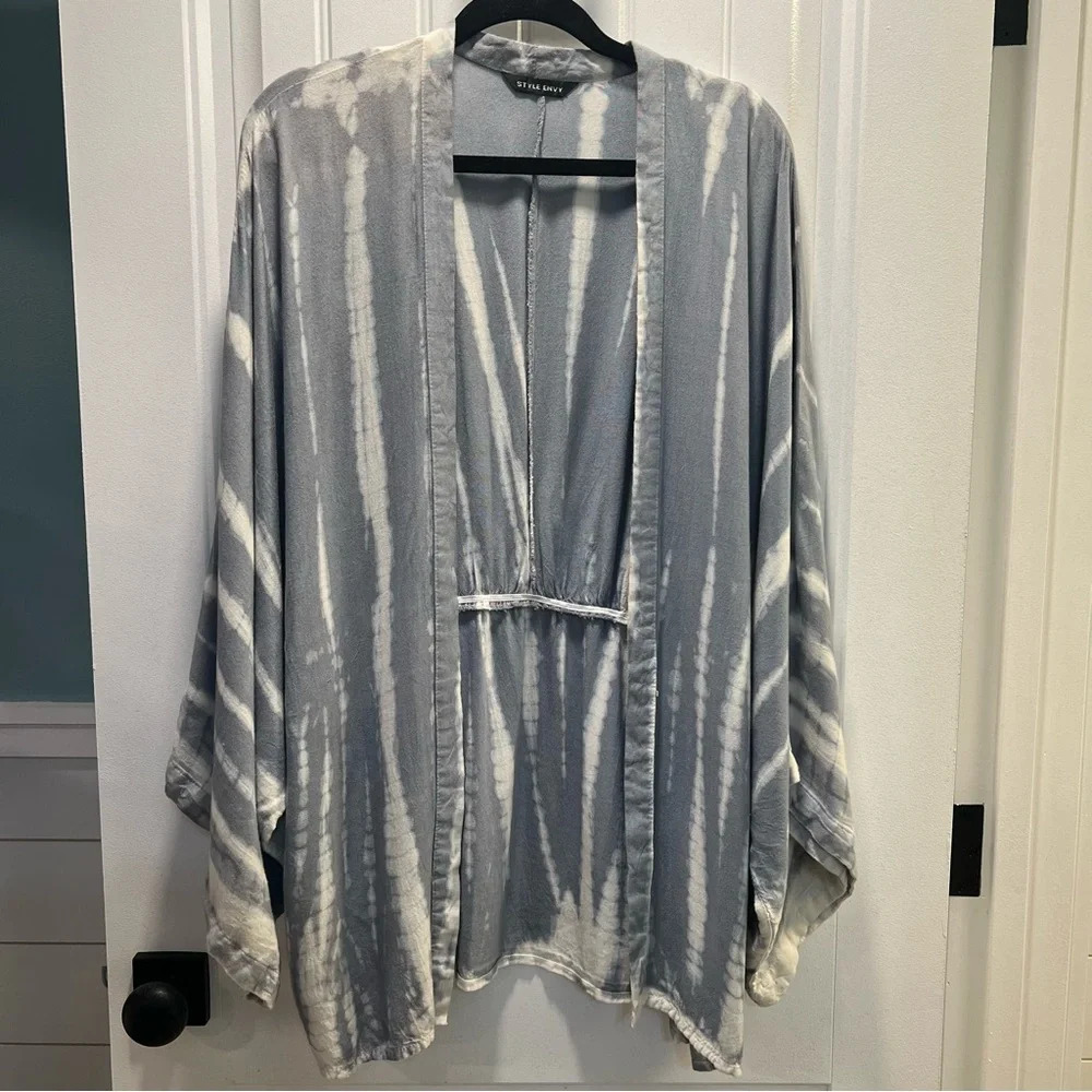 Style Envy Blue White Tie‎ Dye Kimono Open Front Jacket. Size Medium.